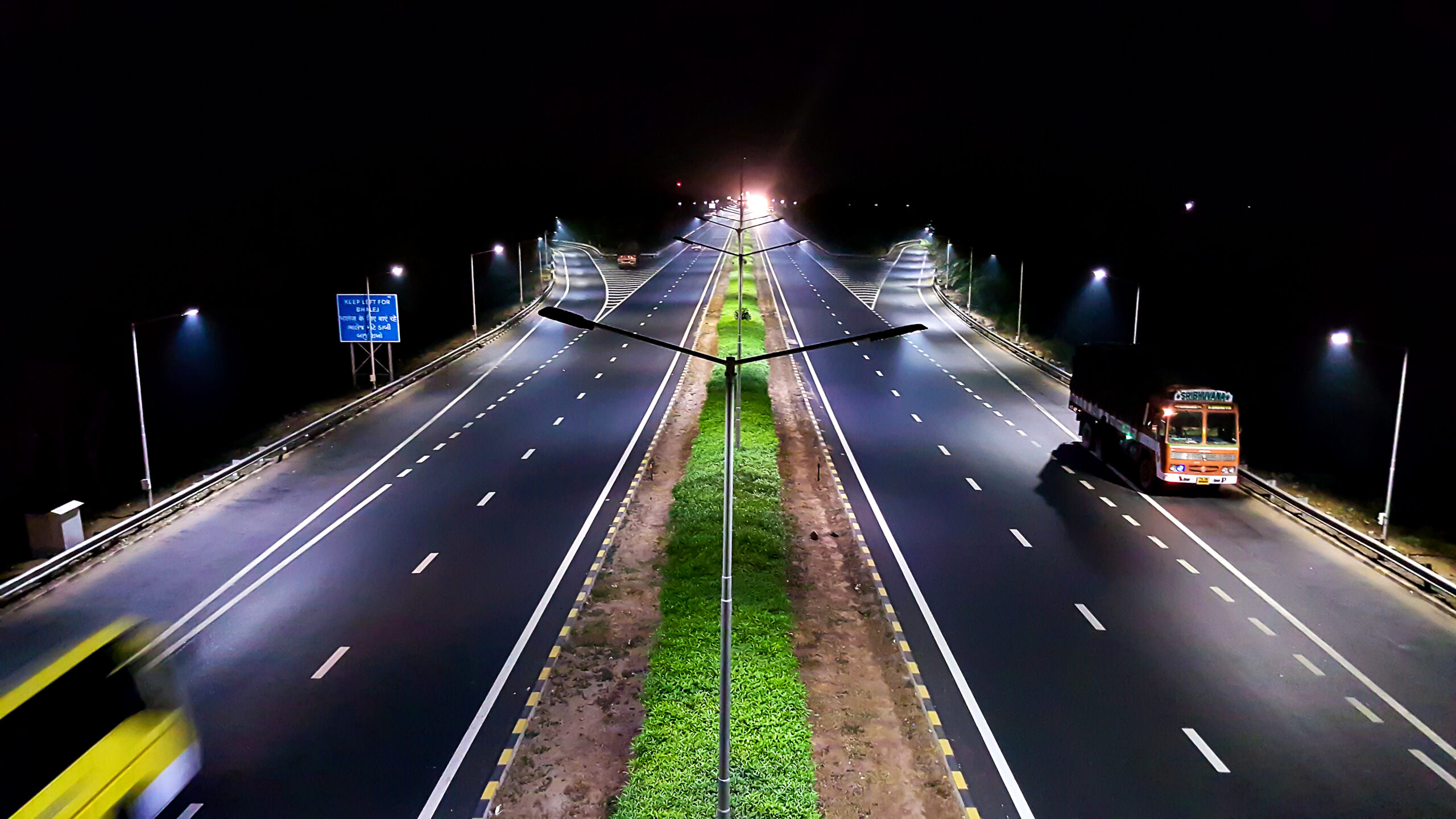 Ahmedabad–Vadodara_Expressway,_India_(2015)